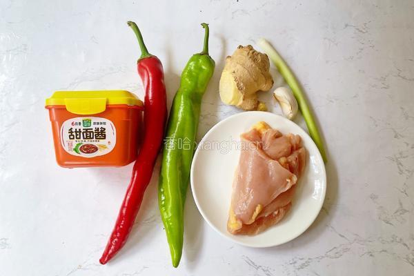 鸡胸肉炒辣椒的做法图解1