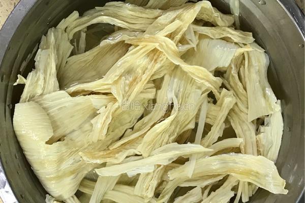 红烧肉腐竹鹌鹑蛋的做法图解2