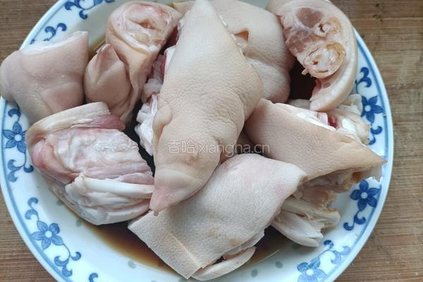 卤猪蹄的做法图解1