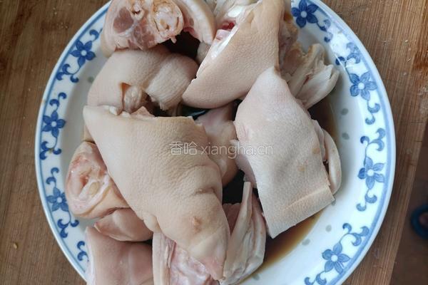 卤猪蹄的做法图解2