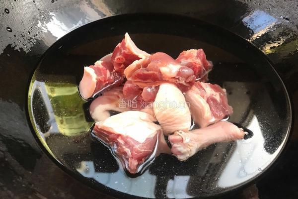 土豆烧鸭肉的做法图解1