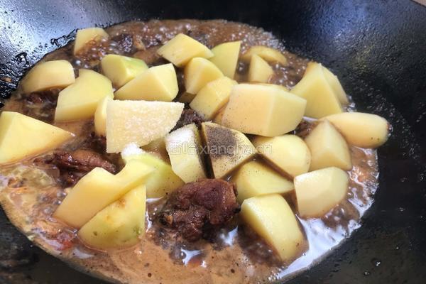 土豆烧鸭肉的做法图解8