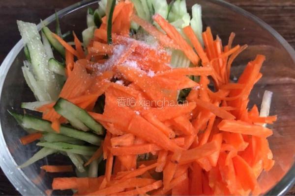 胡萝卜黄瓜鸡肉饼的做法图解1