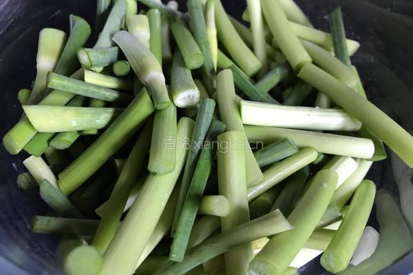 麻辣蒜苔的做法图解1