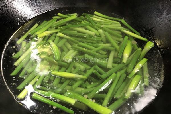 麻辣蒜苔的做法图解2