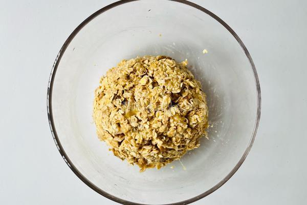 馋哭隔壁小孩的核桃香蕉燕麦华夫饼的做法图解3
