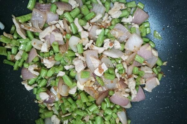 肉沫鸡蛋炒洋葱豆角的做法图解3