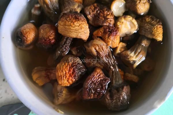 松茸土豆海带炖鸡翅根的做法图解4