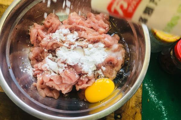 苦瓜炒肉的做法图解1