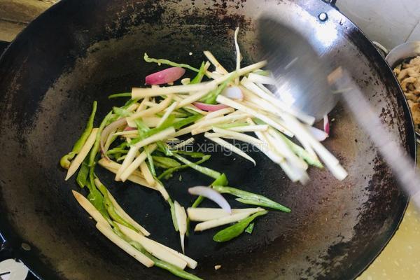 杏鲍菇青椒炒过油肉的做法图解3