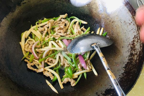 杏鲍菇青椒炒过油肉的做法图解5