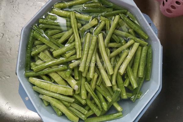 蒜泥拌豆角的做法图解2