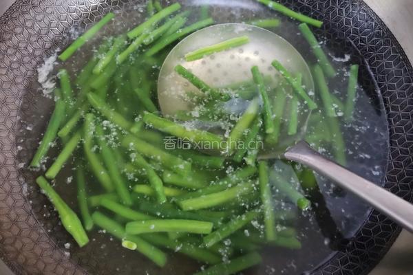 蒜泥拌豆角的做法图解3