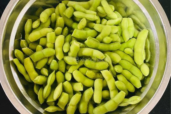 凉拌毛豆的做法图解1