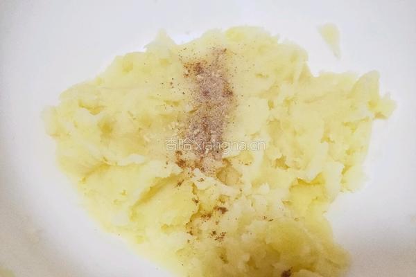 土豆泥鸡蛋卷的做法图解3