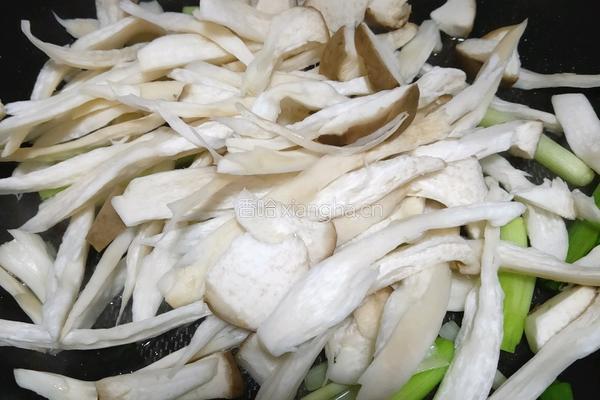 杏鲍菇炒肉的做法图解3