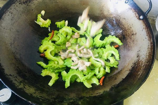 苦瓜炒肉的做法图解5