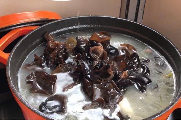 黑木耳山药脊骨汤的做法图解10