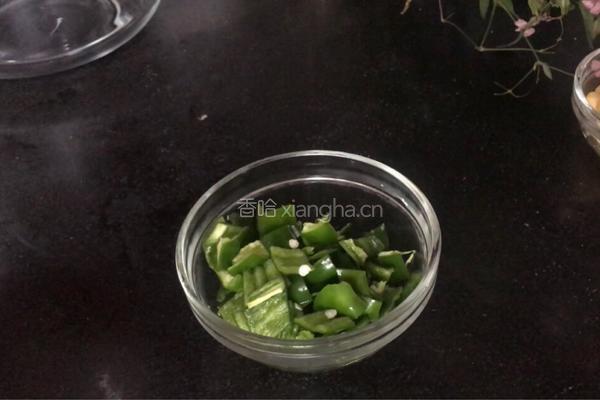 彩蔬炒火腿丁的做法图解4