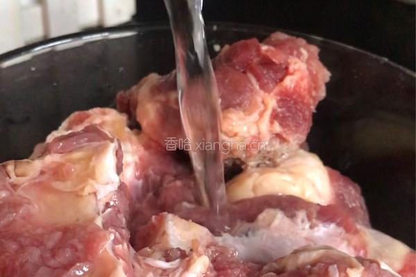 白萝卜排骨汤的做法图解2