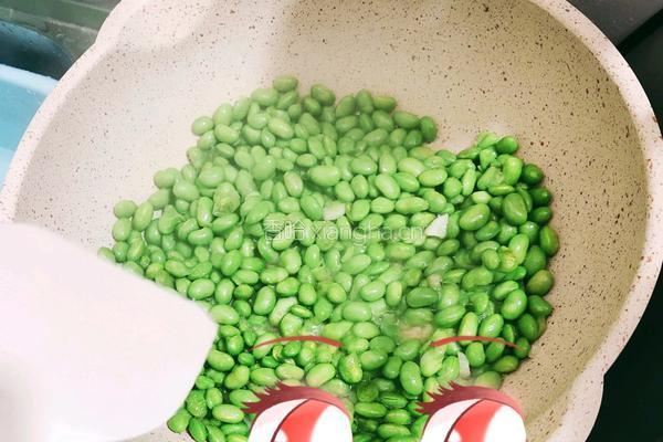 毛豆炒鸡蛋的做法图解1