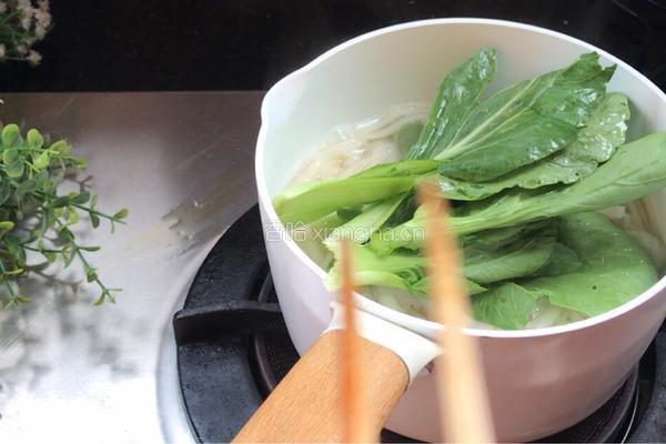 小白菜瘦肉面条的做法图解6