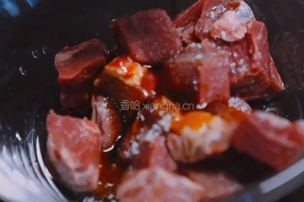 金蒜牛肉粒的做法图解3