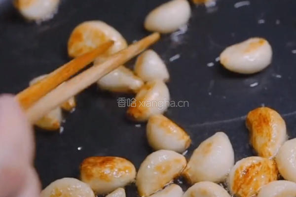 金蒜牛肉粒的做法图解4