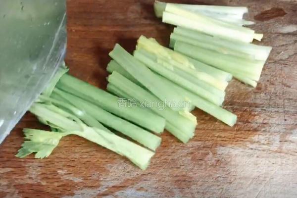 西芹炒豆腐干的做法图解2