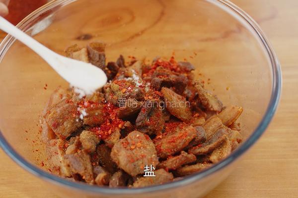不爱吃的肥肉做成猪油渣 香辣酥脆 当零食下酒都好吃的做法图解6