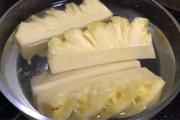 菠萝炒鸡肉的做法图解1