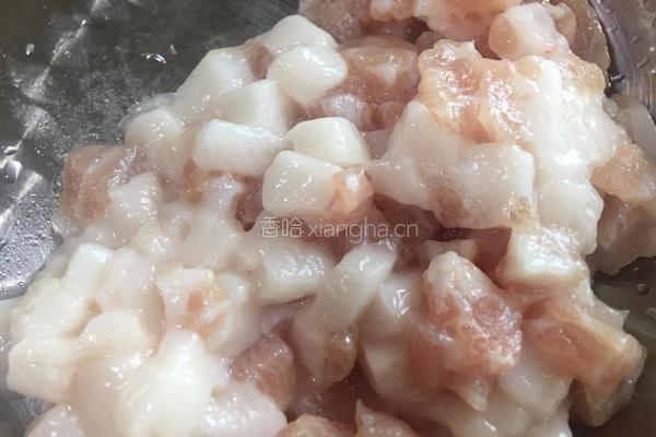 汕尾的特色菜，咸鱿鱼蒸五花肉的做法图解1