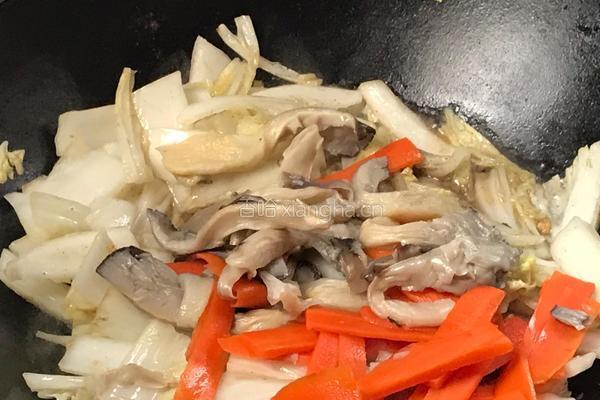 白菜炒平菇的做法图解12