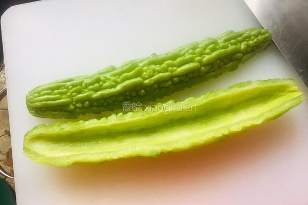 凉拌苦瓜的做法图解1