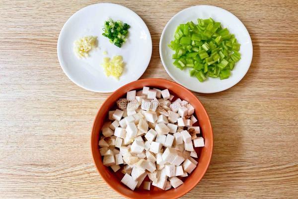 杏鲍菇炒鸡丁的做法图解3