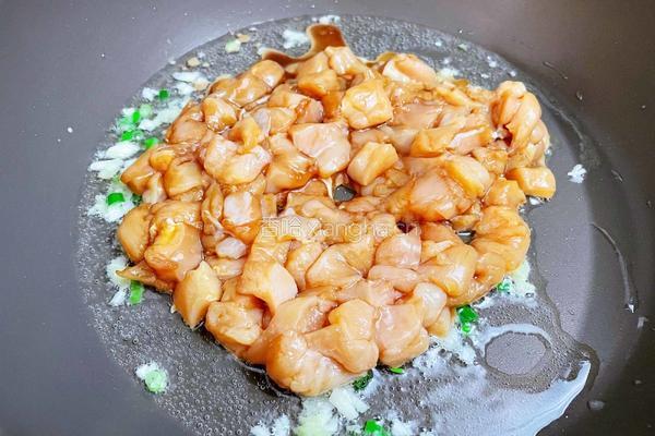 杏鲍菇炒鸡丁的做法图解5
