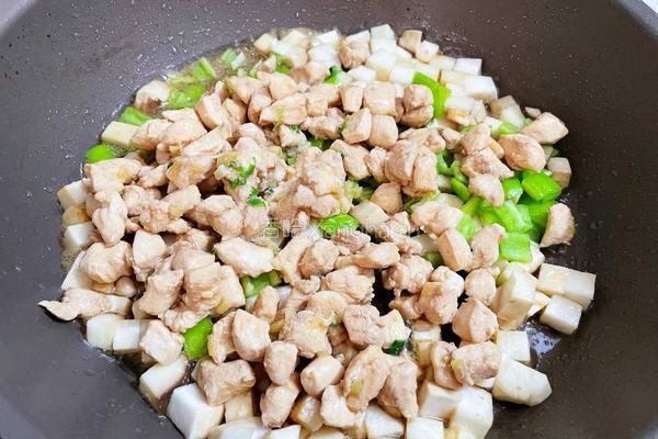 杏鲍菇炒鸡丁的做法图解9