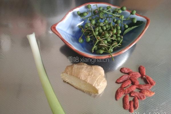 小白菜枸杞豆腐汤的做法图解2
