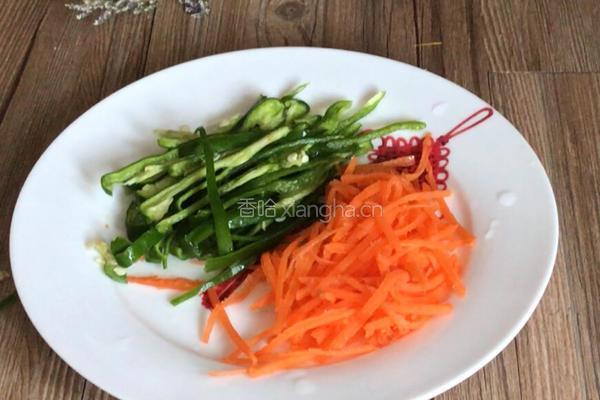 酸辣包菜丝的做法图解2