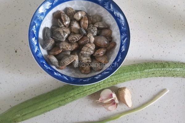 花蛤丝瓜汤的做法图解1