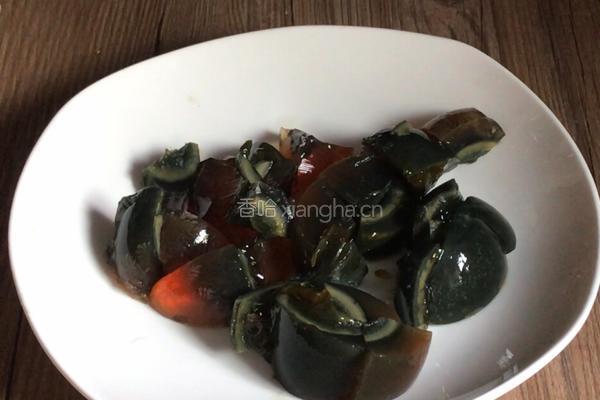 皮蛋炒青椒的做法图解3