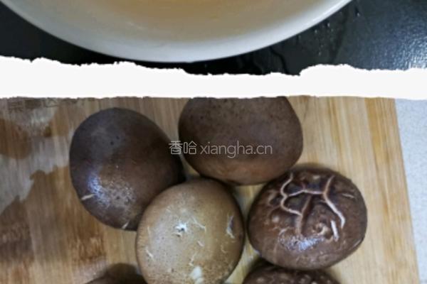 香菇煎鸡蛋的做法图解1