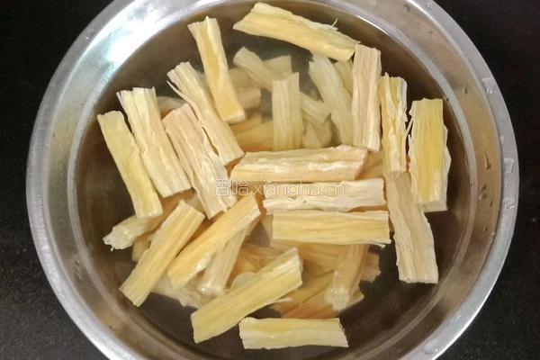 凉拌腐竹木耳的做法图解1