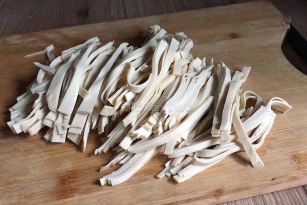 豆腐皮炒肉的做法图解3
