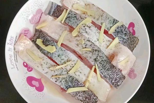 剁椒蒸鱼腩的做法图解2