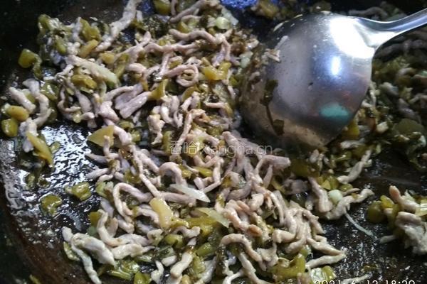 酸菜炒肉丝的做法图解10