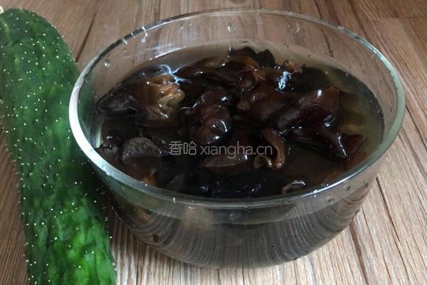 木耳拌黄瓜的做法图解1