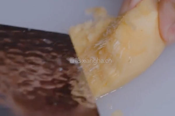 咸蛋黄香菇牛肉粽的做法图解3