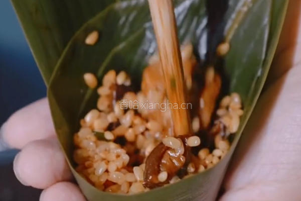 咸蛋黄香菇牛肉粽的做法图解7