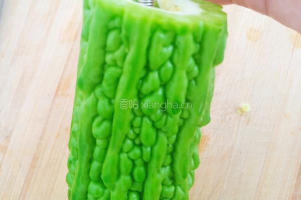 煎酿苦瓜的做法图解1